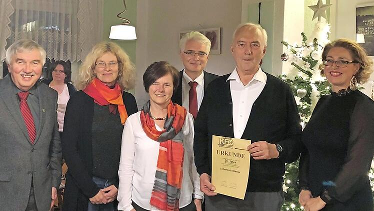 Bei der Ehrung (v. l.): Hans Schäffner (stellvertretender Kreisvorsitzender), Barbara Gruber (KEG-Personalrätin), Cordula Haderlein, Leonhard Eismann, Stefan Kuen und Daniela Drummer  Foto: privat