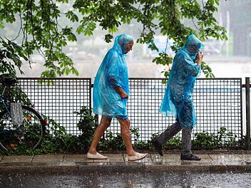 Der Deutsche Wetterdienst warnt zu Wochenbeginn vor Starkregen, Hagel und vereinzelten Überschwemmungen im Norden Bayerns. Foto: Lisa Ducret/dpa