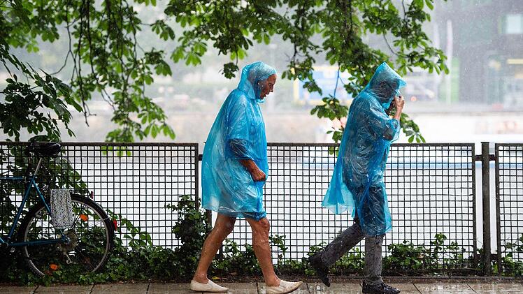 Der Deutsche Wetterdienst warnt zu Wochenbeginn vor Starkregen, Hagel und vereinzelten Überschwemmungen im Norden Bayerns. Foto: Lisa Ducret/dpa