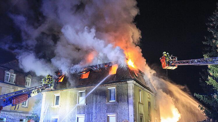 In Zeil am Main im Kreis Haßberge musste die Feuerwehr drei Menschen aus einem brennenden Wohnhaus retten.