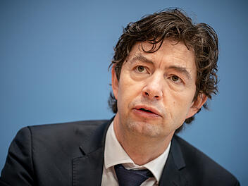 Christian Drosten, Direktor des Instituts f&uuml;r Virologie an der Charit&eacute; in Berlin, rechnet fest damit, sich selbst mit dem Coronavirus zu infizieren und sieht darin einige wichtige Vorteile.