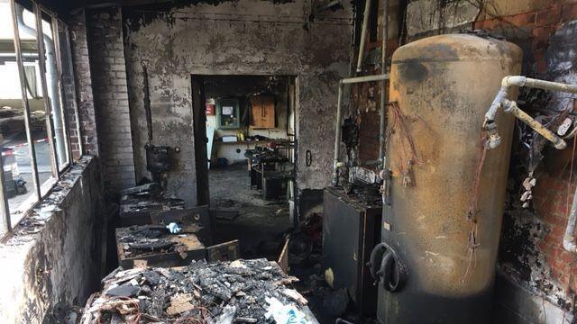 Drei Kompressoren samt Zubehör fielen den Flammen zum Opfer.