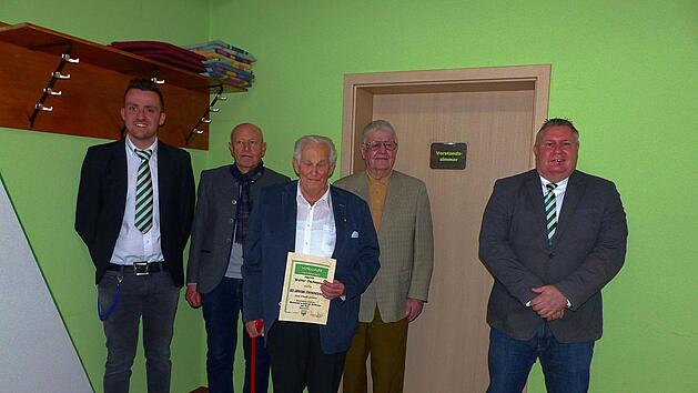 110 Jahre TSV Oerlenbach auf drei Schultern verteilt: Frank Schmitt (links) und Jochen Straub (rechts) gratulierten den Jubilaren Stefan Geier (50 Jahre Mitglied), Walter Oschmann (60) und Paul Bernhard K&uuml;the (50).