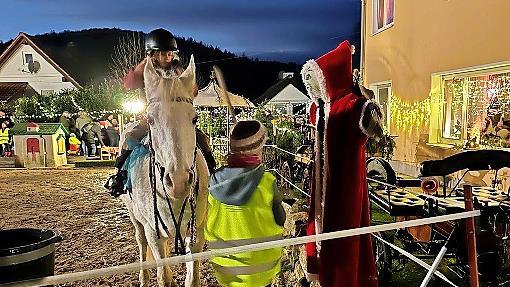 Kostenloses Ponyreiten gehört beim Rupbodener Stalladvent ebenso dazu wie der Nikolaus.