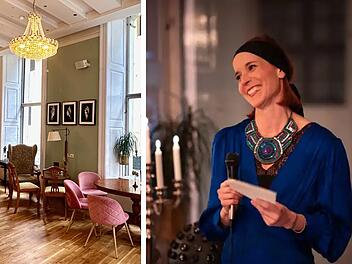 Links: Eleganter Raum mit Kronleuchter, Holzboden und Kunst an der Wand. Rechts: Eine Frau in blauem Kleid, h&auml;lt ein Mikrofon und eine Karte, l&auml;chelt herzlich.