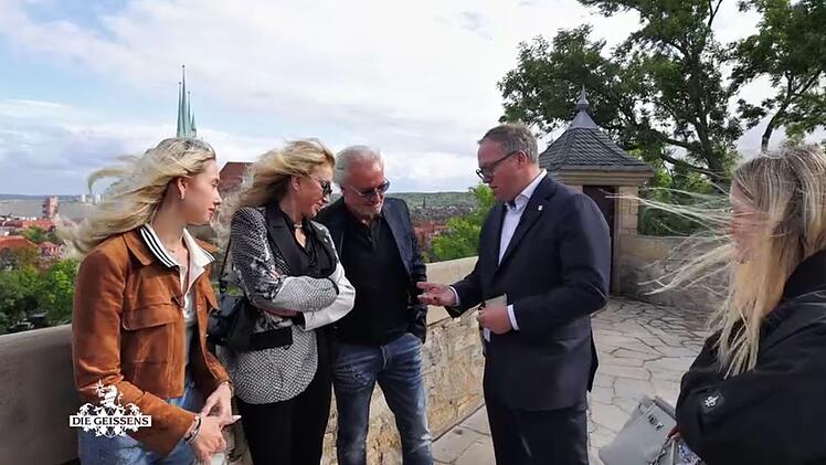 Gemeinsam mit Ministerpr&auml;sident Mario Voigt bringen die Geissens ein gr&uuml;nes Herzschloss in Erfurt an.
