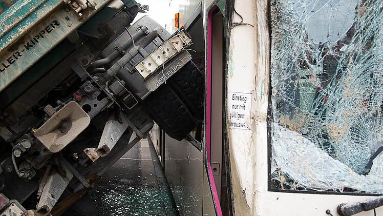 Der Lkw drückte die Scheiben der Straßenbahn ein. Foto: Tobias Köpplinger