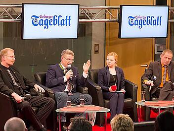 Auf dem Podium (von links): Christoph Raabs (ÖDP), Michael Busch (SPD), Moderatorin Anja Hampel und Rainer Mattern (CSU).