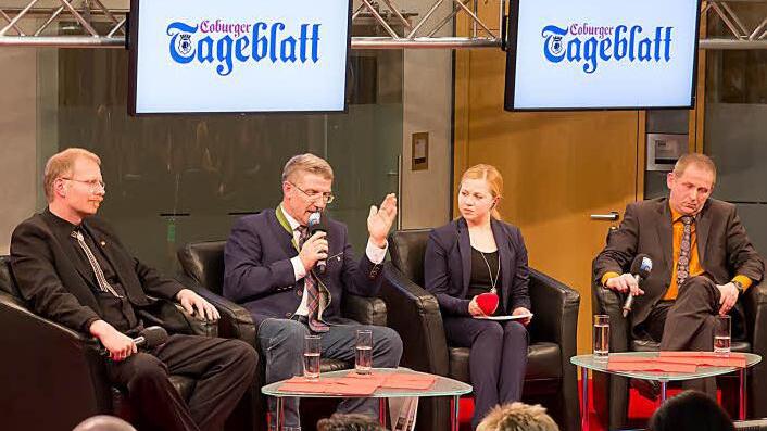 Auf dem Podium (von links): Christoph Raabs (ÖDP), Michael Busch (SPD), Moderatorin Anja Hampel und Rainer Mattern (CSU).