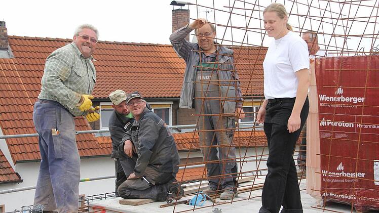 Immer zu einem Spaß aufgelegt: die evangelische Pfarrerin Sonja von Aschen (r.) mit den Bauarbeitern, die hier gerade Stahlmatten für die Statik der Decke verlegen. Foto: Helmut Will