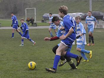 Schwerer Stand: Den Block der Eltmanner Frauen konnten Anika Adamski (am Netz) und ihre Mitspielerinnen vom TV Bad Brückenau zu selten knacken. Besser lief es dafür beim Derbysieg über die TSVgg Hausen.  Foto: Anja Schmitt
