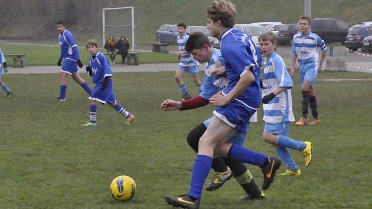 Schwerer Stand: Den Block der Eltmanner Frauen konnten Anika Adamski (am Netz) und ihre Mitspielerinnen vom TV Bad Brückenau zu selten knacken. Besser lief es dafür beim Derbysieg über die TSVgg Hausen.  Foto: Anja Schmitt