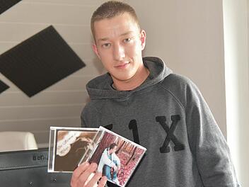 Zwei CDs mit ungewöhnlichen Texten hat Dustin Struwe "Dena" auf den Weg gebracht. Foto: Gabi Arnold