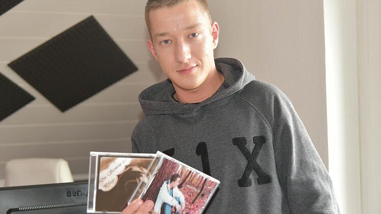 Zwei CDs mit ungewöhnlichen Texten hat Dustin Struwe "Dena" auf den Weg gebracht. Foto: Gabi Arnold