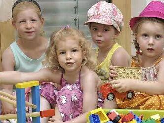 Amelie. Pauline. Sophia, Lina und Franz haben den sanierten und erweiterten Kindergarten schin in beschlag genommen. Foto: Peter Klopf