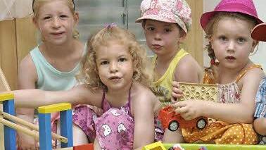 Amelie. Pauline. Sophia, Lina und Franz haben den sanierten und erweiterten Kindergarten schin in beschlag genommen. Foto: Peter Klopf