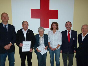 Die Verabschiedung von Ausbildern (von links): Juergen Beninga (Kreisgeschäftsführer), Bernhard Roth, Karin Schunk, Elvira Schmidt (Ausbildungsbeauftragte), Udo Hoppe (Kreisbereitschaftsleiter) und Gerhard Beyer (Chefarzt). Foto: Lothar Weidner
