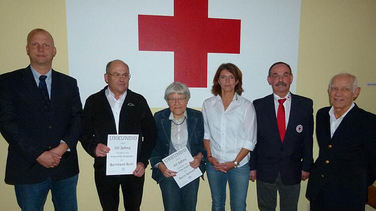 Die Verabschiedung von Ausbildern (von links): Juergen Beninga (Kreisgeschäftsführer), Bernhard Roth, Karin Schunk, Elvira Schmidt (Ausbildungsbeauftragte), Udo Hoppe (Kreisbereitschaftsleiter) und Gerhard Beyer (Chefarzt). Foto: Lothar Weidner