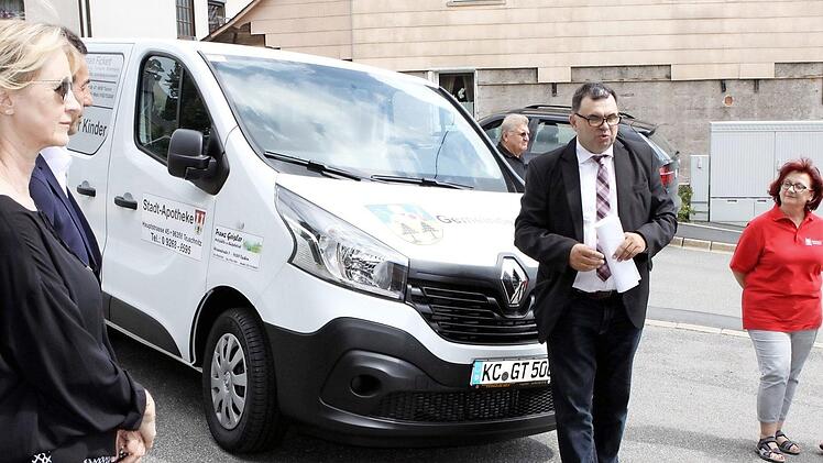Bürgermeister Peter Klinger dankte bei der Übergabe des neuen Bürgerbusses den Sponsoren und wünschte stets unfallfreies Fahren.  Foto: Michael Wunder