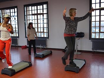 Monika Nieberlein (rechts) bringt ihre Kursteilnehmerinnen bei Step Aerobic zum Schwitzen.Larissa Händel