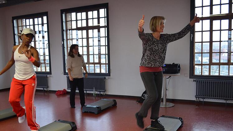 Monika Nieberlein (rechts) bringt ihre Kursteilnehmerinnen bei Step Aerobic zum Schwitzen.Larissa Händel