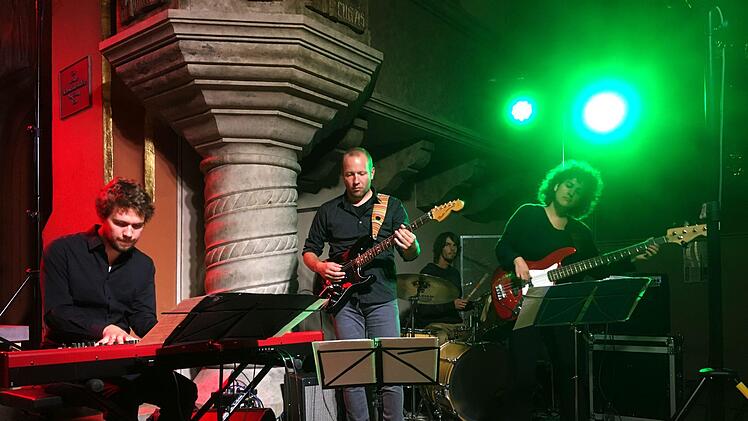 Mitreißender Auftritt vor zahlreichen Zuhörern: "Gospelrock und Band"  aus Erfurt unter Leitung von Oliver Debus  beim Gastspiel in St. Georg in Neustadt.Foto: Jochen Berger