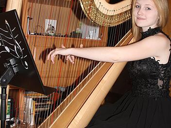 Saskia Scheffold hat zu Hause die Harfenpassage einstudiert. Eigentlich handelte es sich nur um eine Statistenrolle, doch dann wurde sie ausgeweitet und auch schauspielerische Elemente sind gefragt. Foto: Sonny Adam