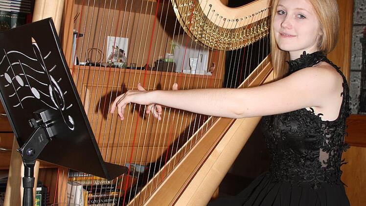 Saskia Scheffold hat zu Hause die Harfenpassage einstudiert. Eigentlich handelte es sich nur um eine Statistenrolle, doch dann wurde sie ausgeweitet und auch schauspielerische Elemente sind gefragt. Foto: Sonny Adam