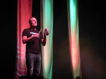 Michl Müller hatte in Garitz ein Heimspiel - mit seinem Programm "Jahresrückblick 2019" Foto: Gerhild Ahnert