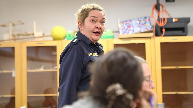 Starker Auftritt: In der Rolle der Polizistin Hannah Stein  betreibt Friedericke Pasch Aufklärungsarbeit im Klassenzeit - Aufklärungsarbeit zum Thema Mobbing einer Mitschülerin im Internet.Foto: Henning Rosenbusch