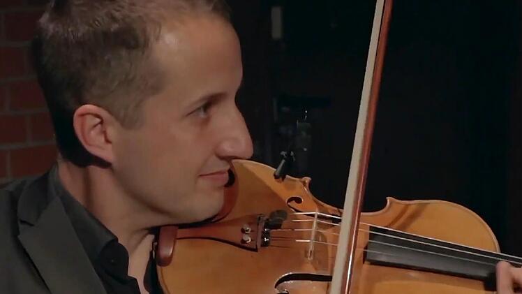 Musiker des Philharmonischen Orchesters gestalten die neue Folge von "Klassik am Sonntag".Screenshot: Landestheater Coburg