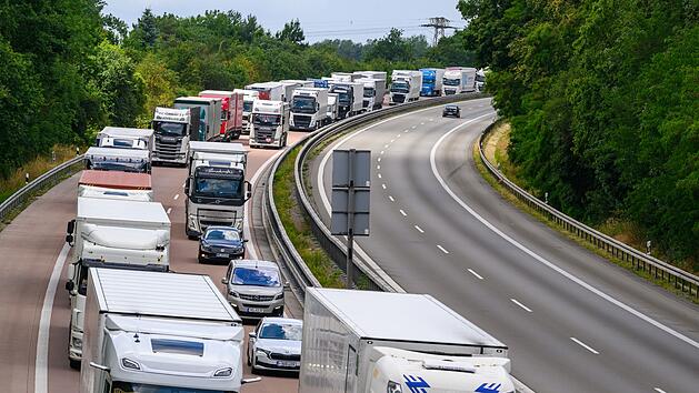 Kilometerlanger Stau auf A12 wegen Grenzkontrollen