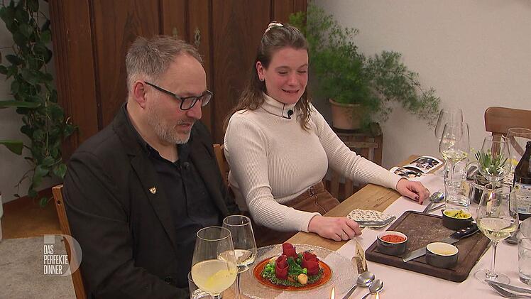 Harry und Elise k&ouml;nnen kaum glauben, welches Kunstwerk sich hinter den Nudeln mit Pesto verbirgt.