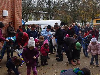 Der Bonbonregen beim Richtfest der Lebenshilfe fand viele dankbare Abnehmer. Foto: Heike Schülein