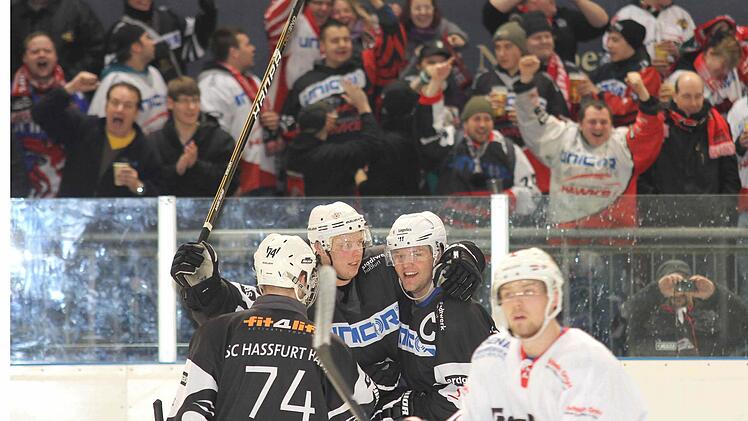 David Franek (Zweiter von links) hat die "Hawks" mit 2:0 in Führung geschossen und feiert den Treffer mit Frederic Rambacher und Kapitän Ales Stribny. Foto: Ralf Naumann