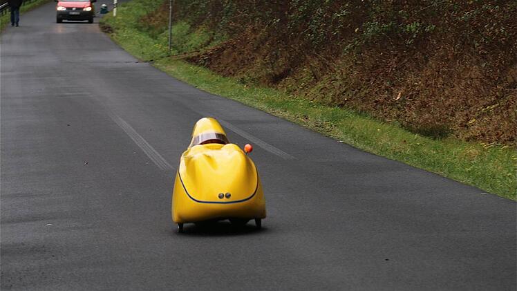 Die Velomobilisten betrieben Studien an der Abfahrt zwischen Elfershausen und Aura. Foto: Schaar