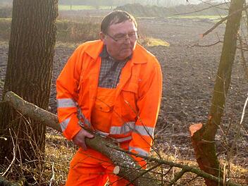 So kennen ihn die Adelsdorfer: Johann Mönius an seinem letzten Arbeitstag bei Baumfällarbeiten auf dem Weg von Neuhaus nach Heppstädt. Foto: Johanna Blum