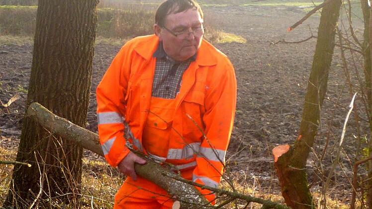 So kennen ihn die Adelsdorfer: Johann Mönius an seinem letzten Arbeitstag bei Baumfällarbeiten auf dem Weg von Neuhaus nach Heppstädt. Foto: Johanna Blum