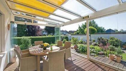Zum Terrassendach gehört auch eine Markise. Sie schützt vor Überhitzung und ermöglicht längeres Verweilen auf der Terrasse auch bei hohen Temperaturen.