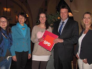 Fast durchweg weiblich ist der neue Vorstand beim SPD-Ortsverein Coburg-Mitte. Martin Ruggaber übergibt die Akten an seine Nachfolgerin Peggy Hoffmann. Stellvertretende Vorsitzende sind jetzt Dina Bansemir, Johanna Thomack und Birgit Rose (von links).  Foto: Martin Koch