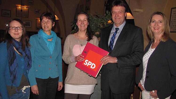 Fast durchweg weiblich ist der neue Vorstand beim SPD-Ortsverein Coburg-Mitte. Martin Ruggaber übergibt die Akten an seine Nachfolgerin Peggy Hoffmann. Stellvertretende Vorsitzende sind jetzt Dina Bansemir, Johanna Thomack und Birgit Rose (von links).  Foto: Martin Koch