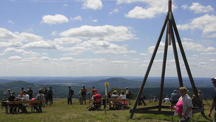 Ganz oben auf dem Kleinen Auersberg in 808 Metern Höhe. Der Blick geht nach Südosten. Foto: Joachim Rübel