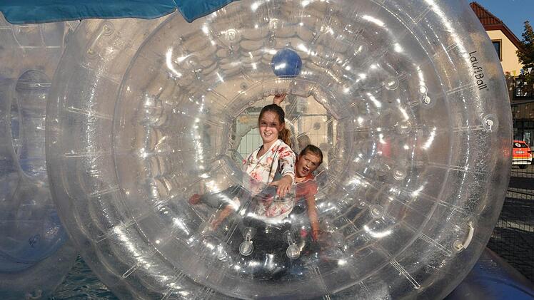 Die Magic Balls, große, durchsichtige Laufräder in einem "Wasserbad", waren der Renner bei den Kindern.