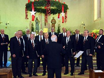 Die Winkelser Sänger bei ihrem Auftritt.  Fotos: Peter Rauch