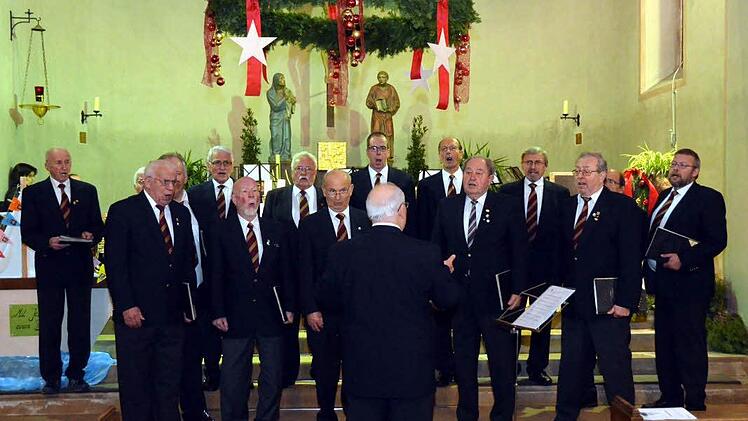 Die Winkelser Sänger bei ihrem Auftritt.  Fotos: Peter Rauch