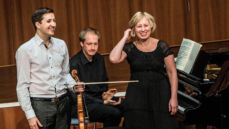Die Pianistin Zane Stradyna und der Geiger Martin Emmerich beeindruckten das Publikum im Kongresshaus Rosengarten. Foto: Jochen Berger