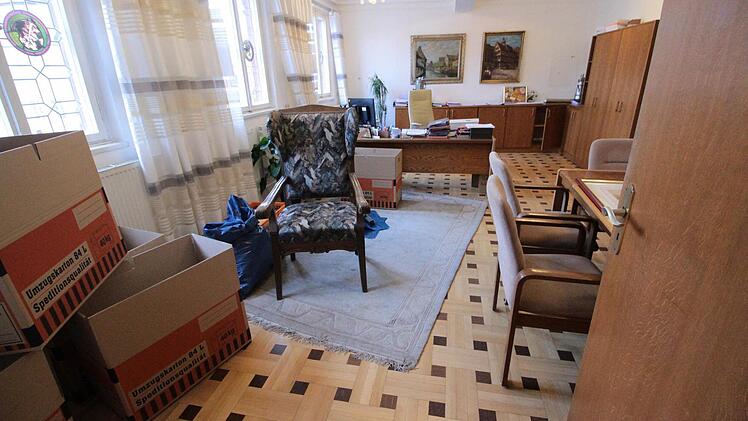 Oberbürgermeister Franz Stumpf sitzt bereits auf "gepackten Koffern". Sein Umzug ist in vollem Gange. Foto: Josef Hofbauer