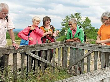 Ein Ort des Verschnaufens und Geschichtenerz&auml;hlens: Hildegard W&auml;chter (Zweite von rechts) und Mitwanderer oberhalb der "Querkelesh&ouml;hle" auf dem Staffelberg. Foto: Markus H&auml;ggberg