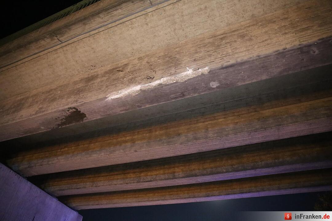 Lkw bleibt mit Kran-Aufbau an Autobahnbrücke hängen