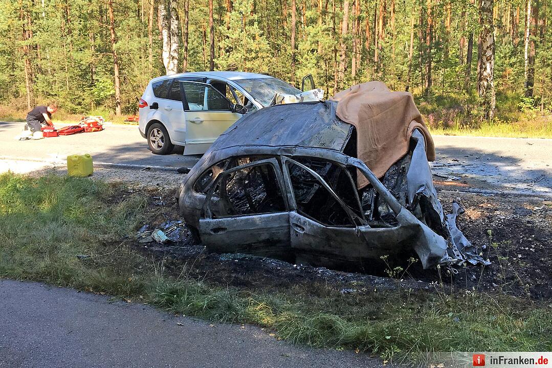 Frontalcrash fordert zwei Tote - Auto geht in Flammen auf
